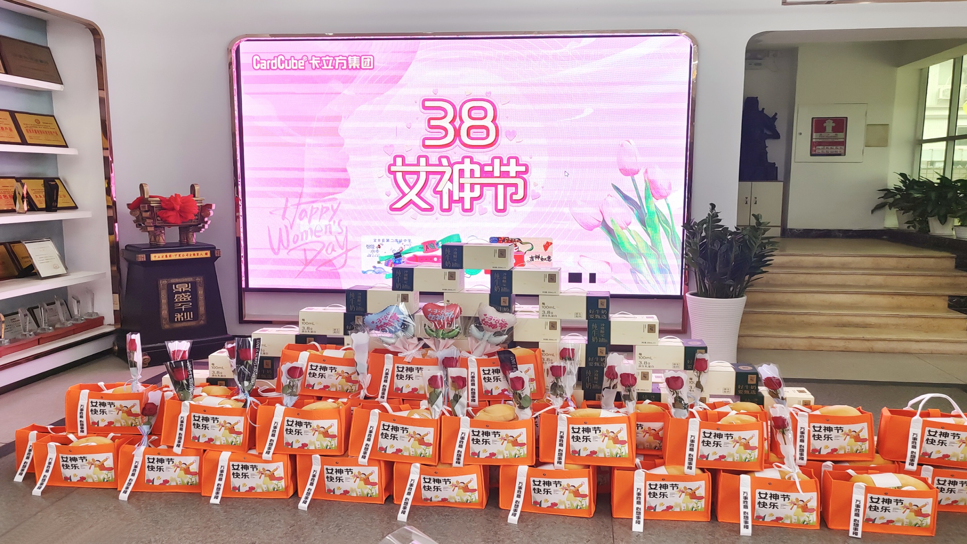 卡立方集團智能卡工廠腕帶廠家：以花為禮，致敬每一位 “女神”