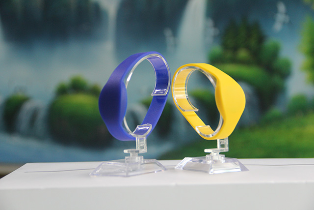 硅膠腕帶手環定制生產工藝有哪些