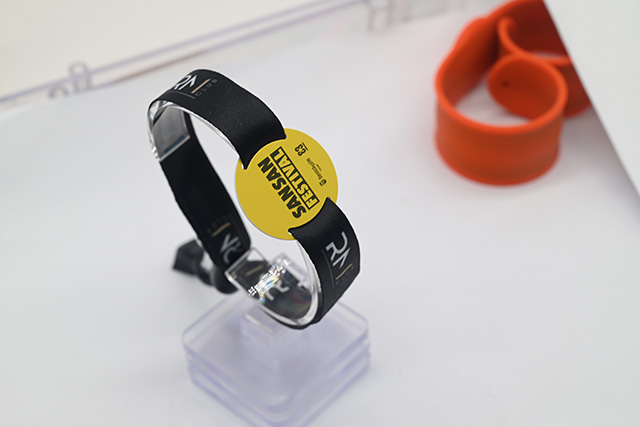 這樣的帶按鍵顯示屏可視銀行卡您是否見過呢？